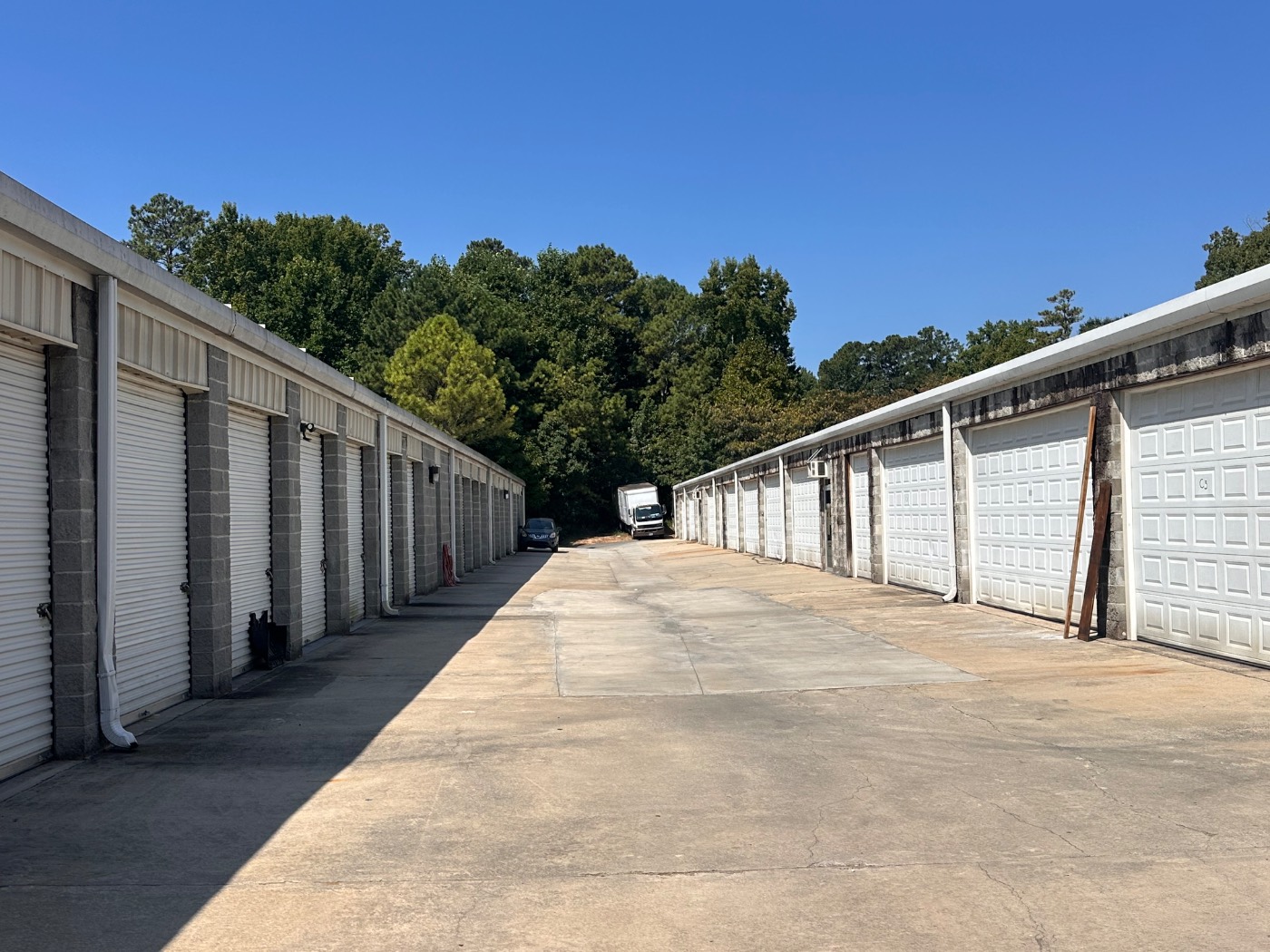 Drive aisle between unit rows